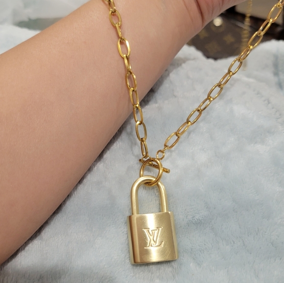 💯 Authentic Louis Vuitton Padlock and Key Gold Brass - Picture 6 of 6